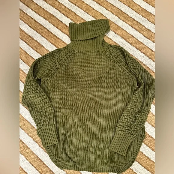 Urban Outfitters BDG Olive Green Ribbed Turtleneck Sweater - Picture 2 of 2